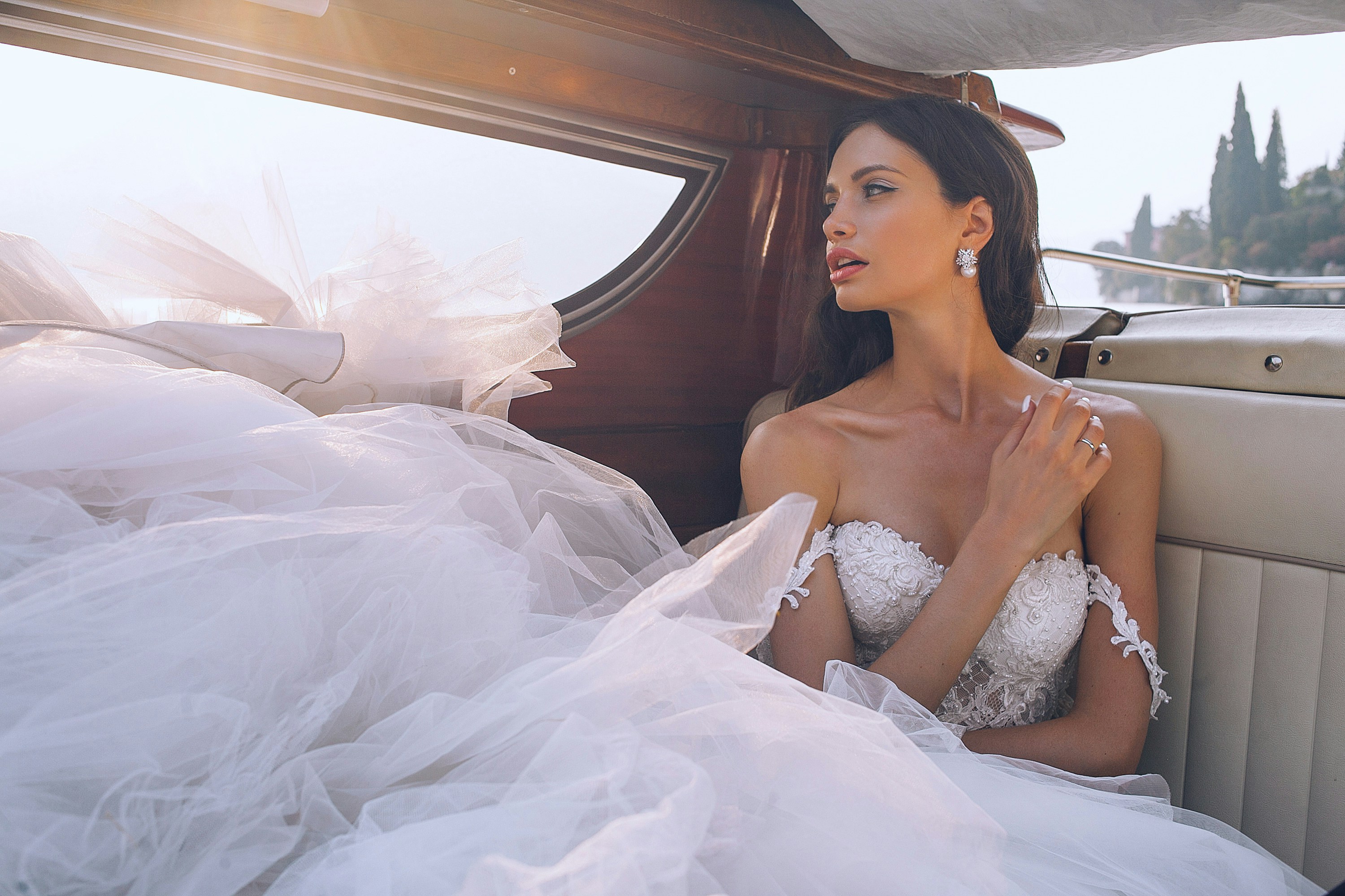 Photo éditoriale mariée en préparation, lumière naturelle, tons chauds